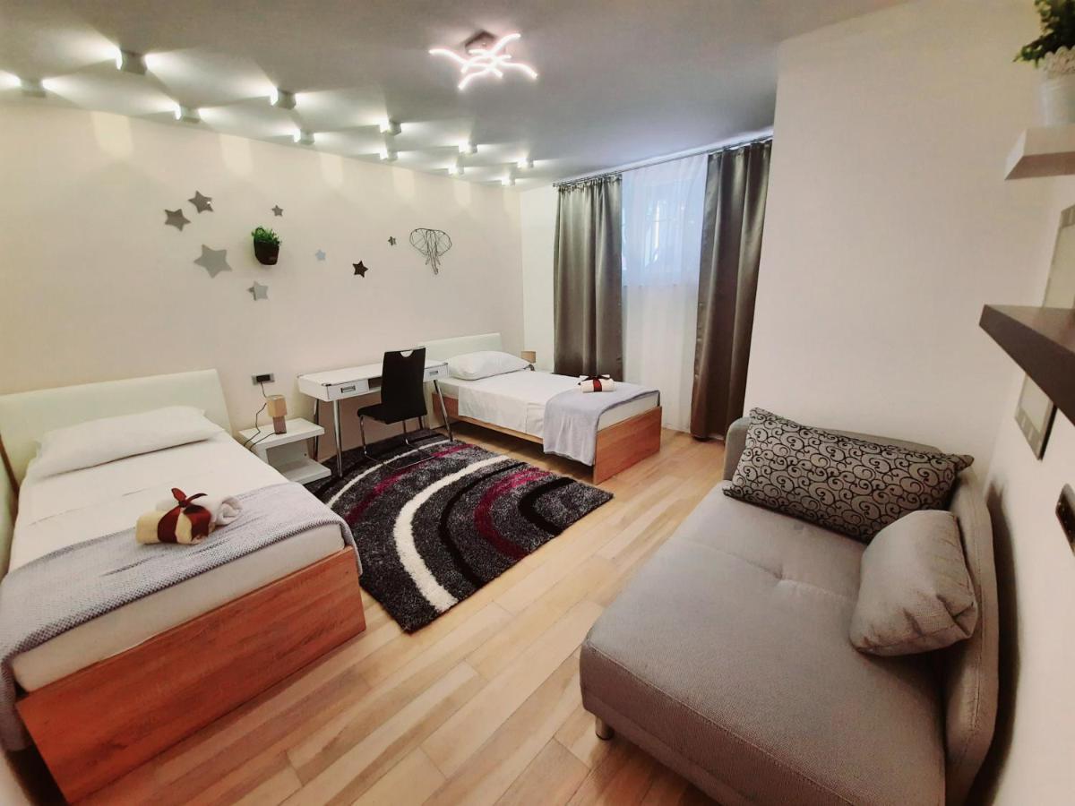 Split Symphony Garden: Modern, New Apartment Buitenkant foto
