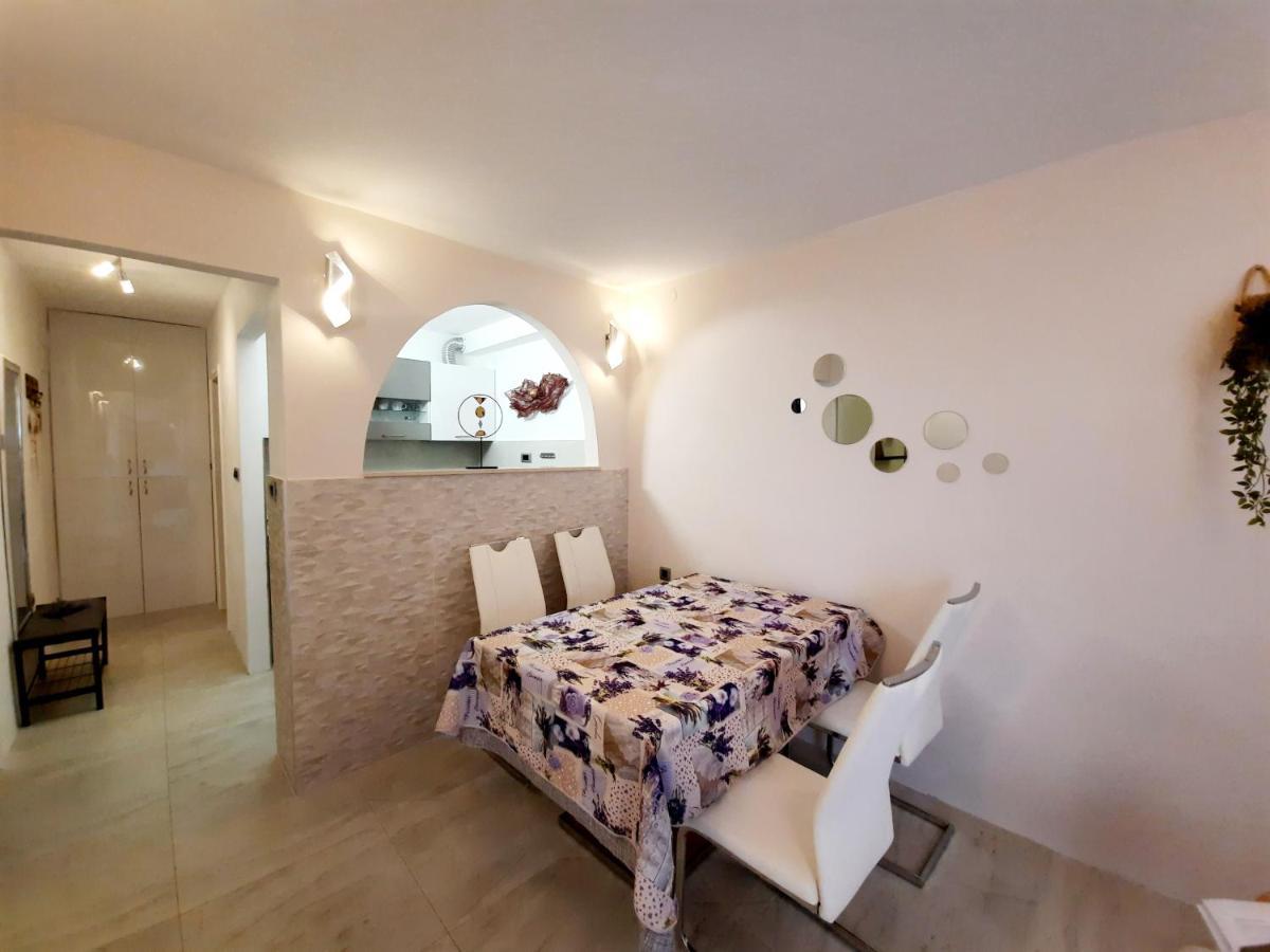 Split Symphony Garden: Modern, New Apartment Buitenkant foto