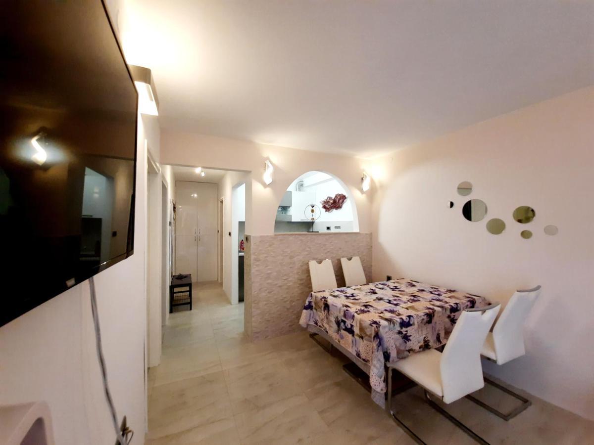 Split Symphony Garden: Modern, New Apartment Buitenkant foto