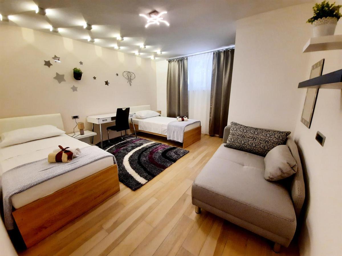 Split Symphony Garden: Modern, New Apartment Buitenkant foto