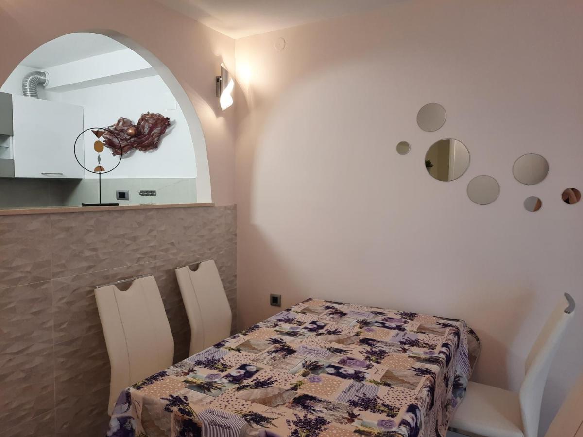 Split Symphony Garden: Modern, New Apartment Buitenkant foto