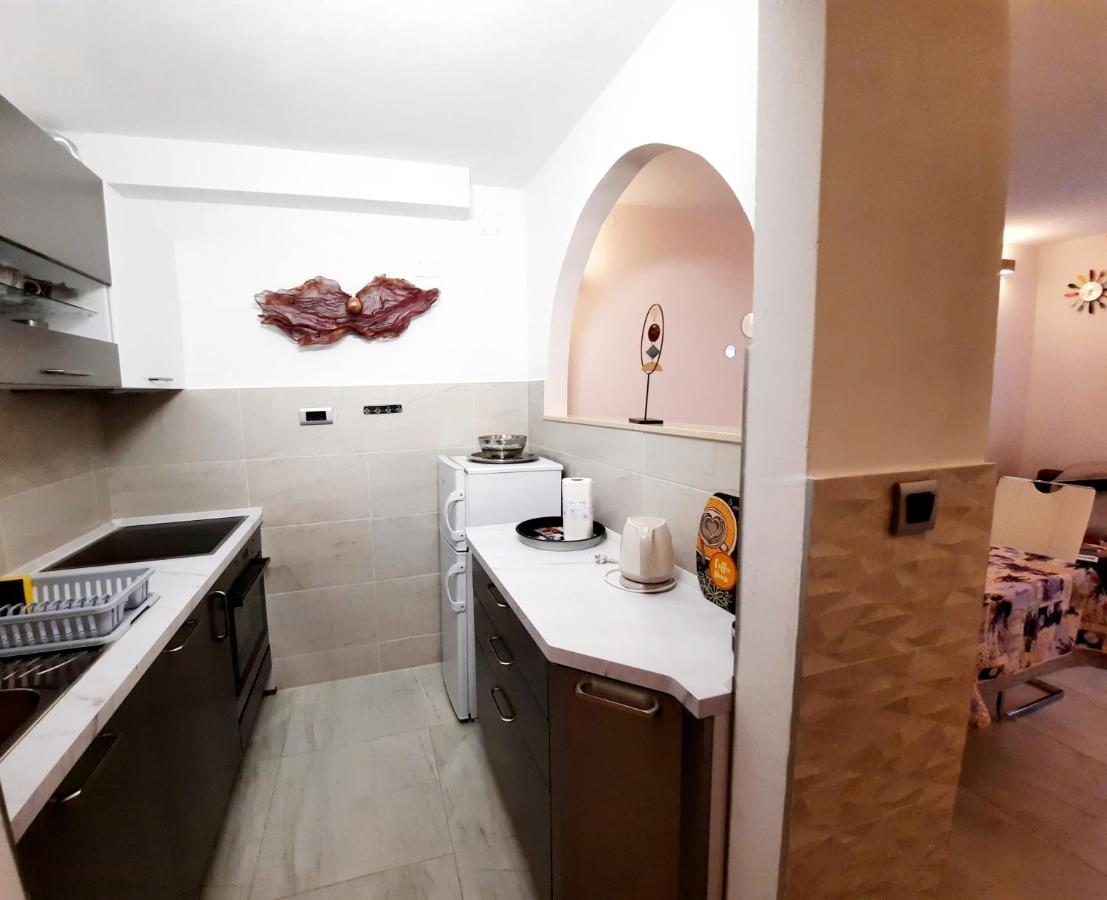 Split Symphony Garden: Modern, New Apartment Buitenkant foto