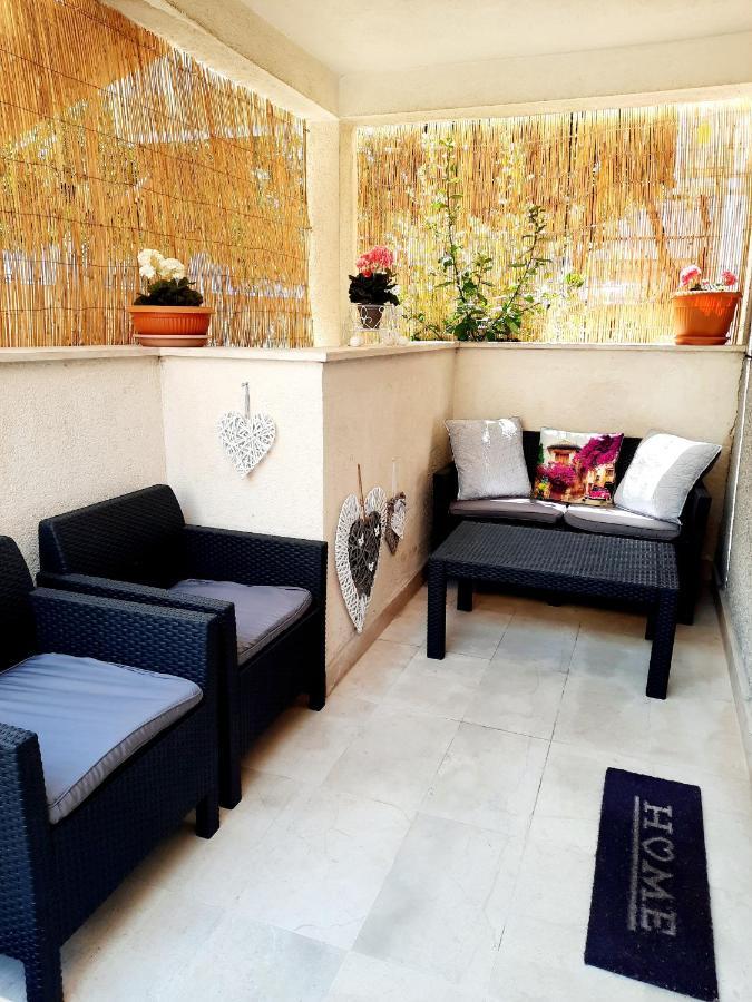 Split Symphony Garden: Modern, New Apartment Buitenkant foto
