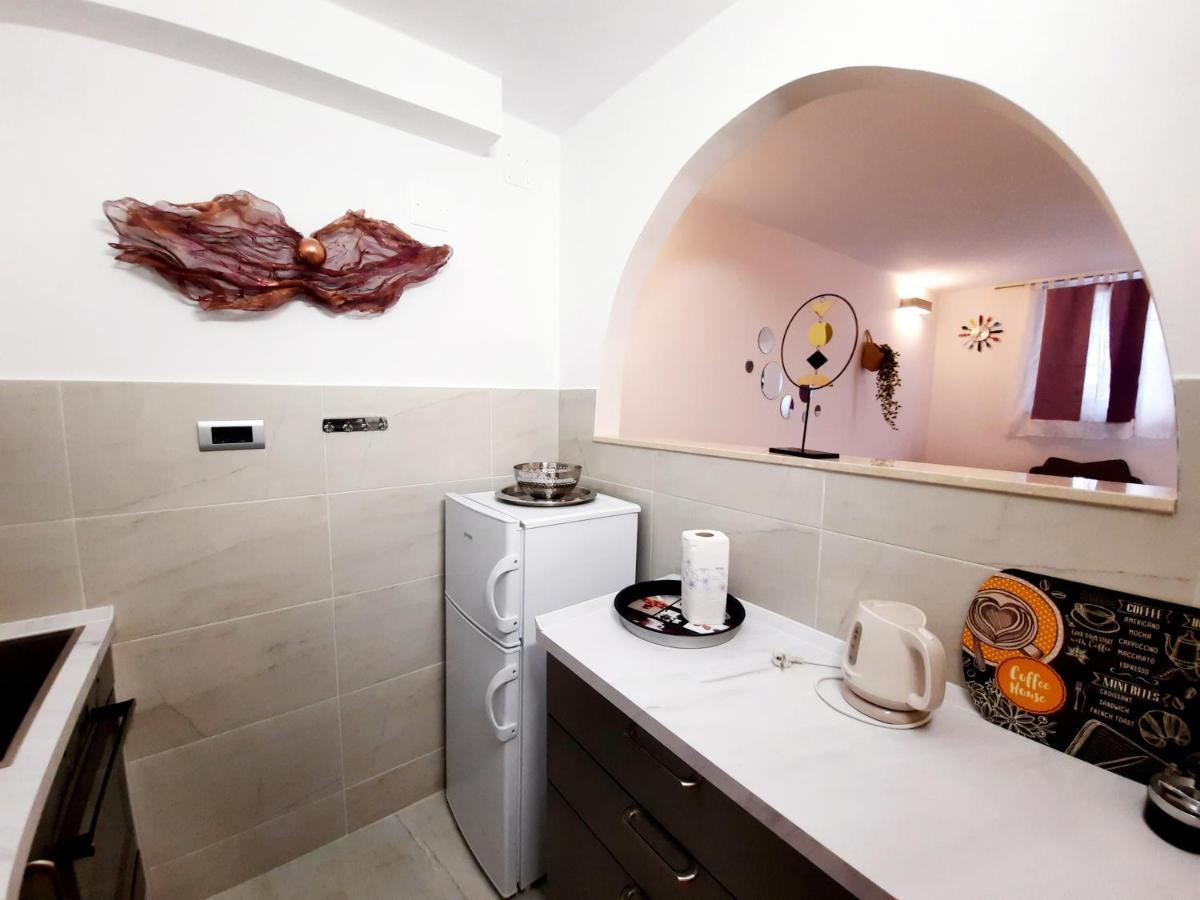 Split Symphony Garden: Modern, New Apartment Buitenkant foto