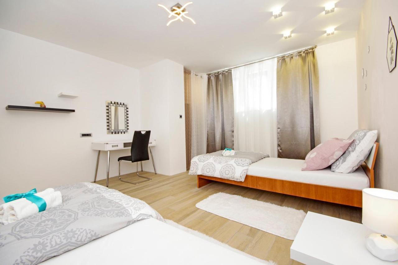 Split Symphony Garden: Modern, New Apartment Buitenkant foto