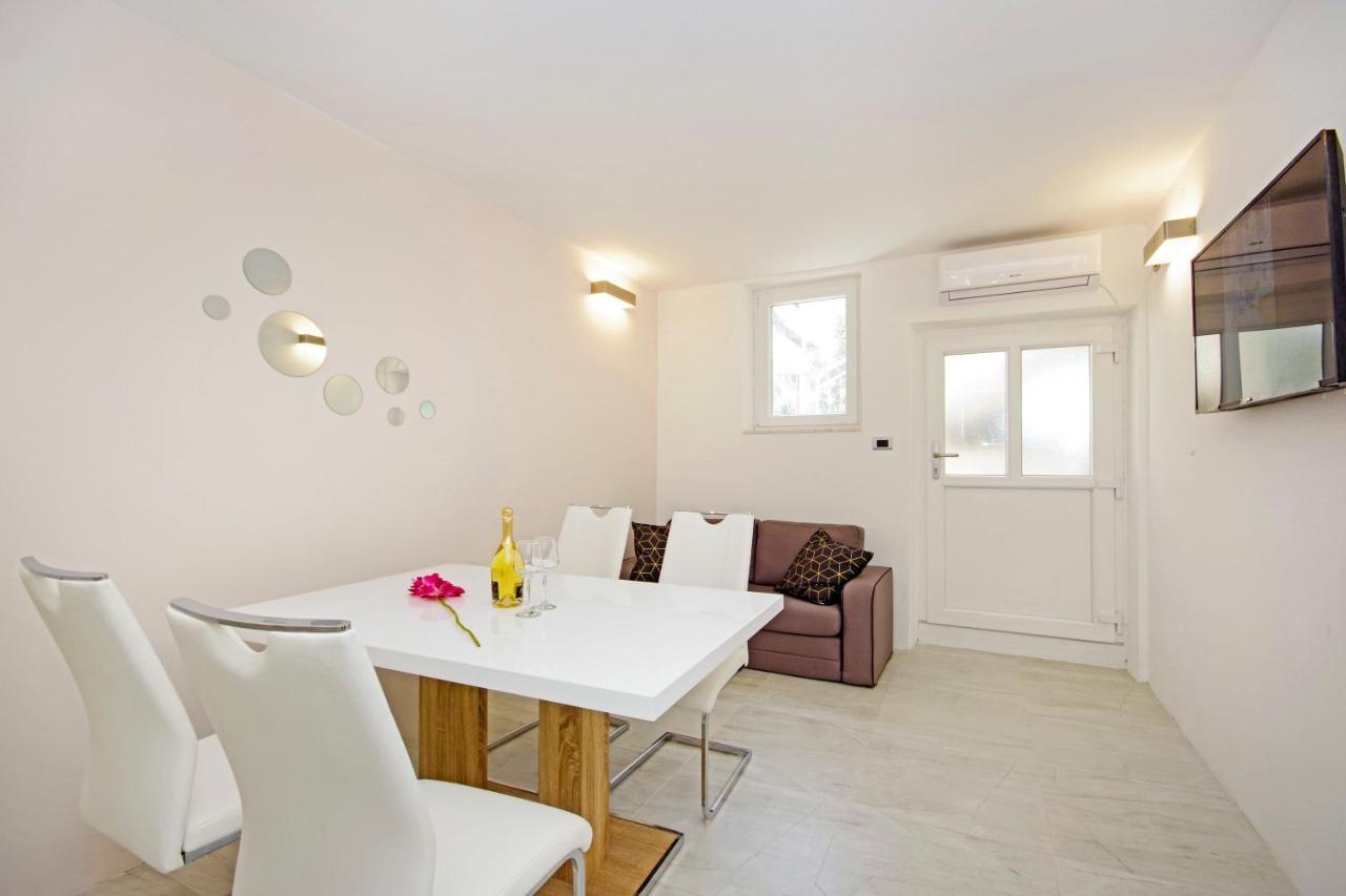 Split Symphony Garden: Modern, New Apartment Buitenkant foto