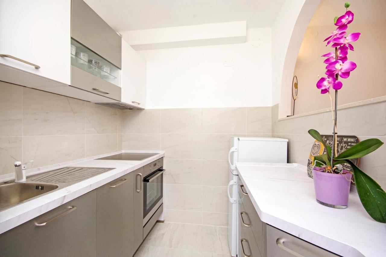 Split Symphony Garden: Modern, New Apartment Buitenkant foto