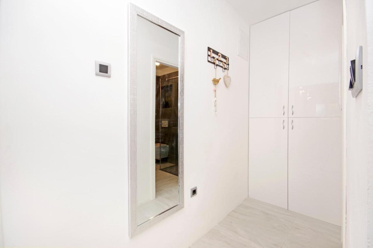 Split Symphony Garden: Modern, New Apartment Buitenkant foto