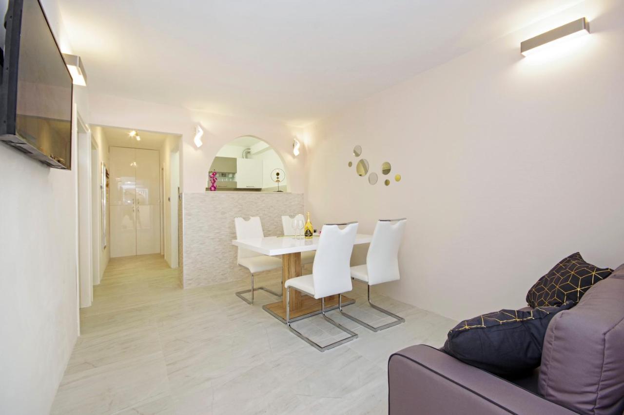 Split Symphony Garden: Modern, New Apartment Buitenkant foto