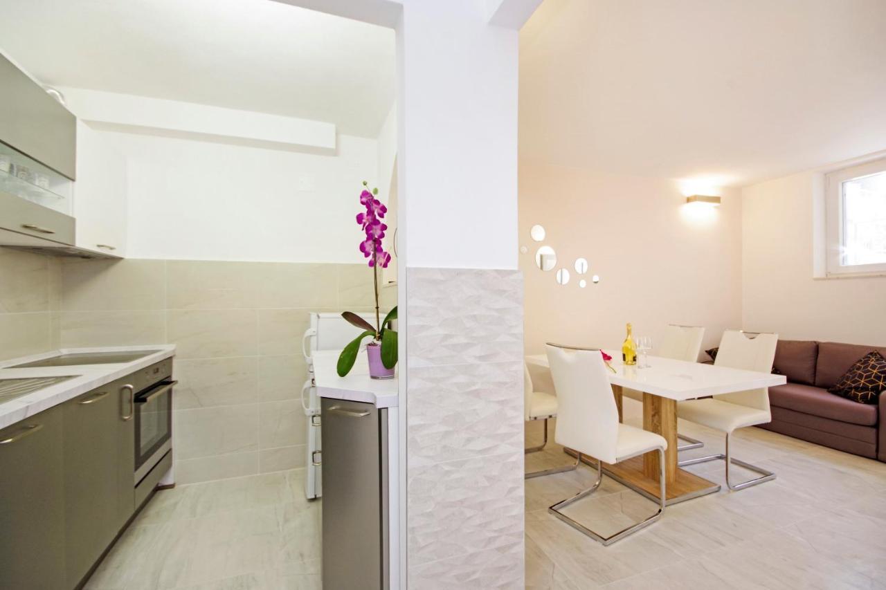 Split Symphony Garden: Modern, New Apartment Buitenkant foto